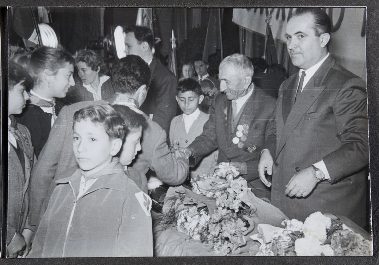 Reggio Emilia, 1955, Teatro Municipale, Festeggiamenti per l'80° di Alcide Cervi, omaggi ad Alcide Cervi